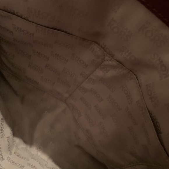 MICHAEL KORS BURGUNDY BAG. - Picture 5 of 8